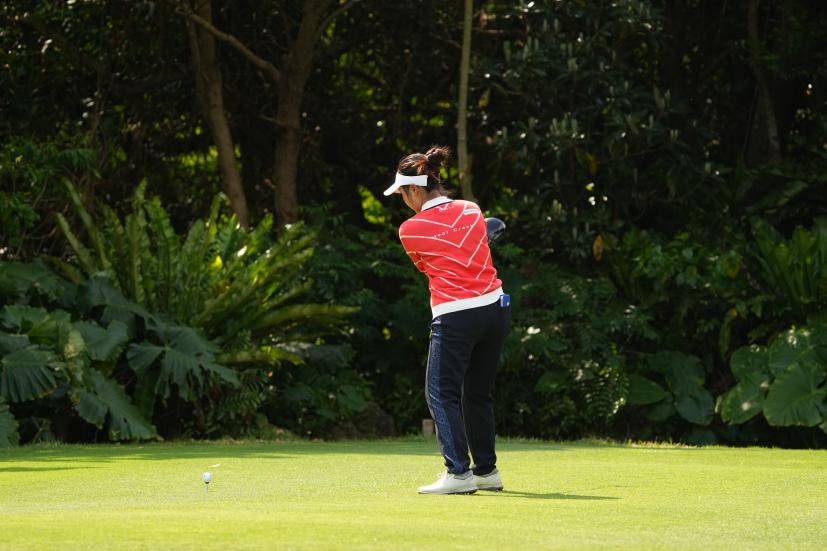 青木瀬令奈のドライバースイング（斜め前方）連続写真【2022年ダイキンオーキッドレディスゴルフトーナメント】