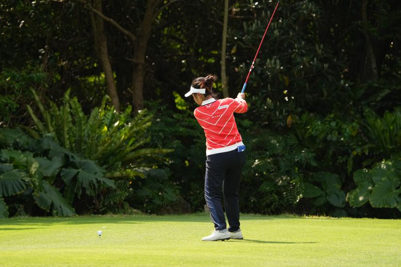 青木瀬令奈のドライバースイング（斜め前方）連続写真【2022年ダイキンオーキッドレディスゴルフトーナメント】