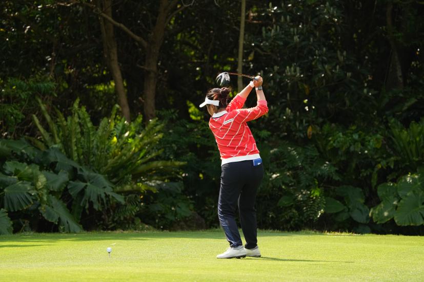 青木瀬令奈のドライバースイング（斜め前方）連続写真【2022年ダイキンオーキッドレディスゴルフトーナメント】