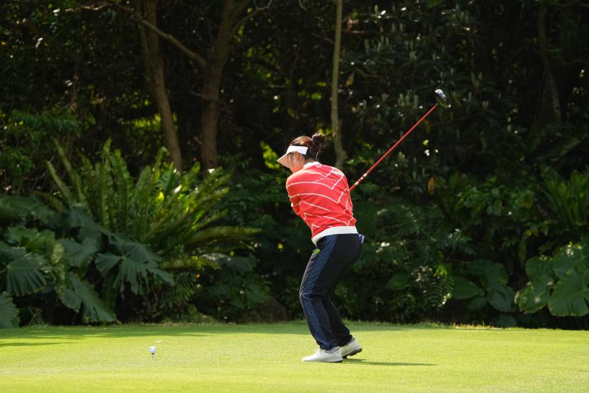 青木瀬令奈のドライバースイング（斜め前方）連続写真【2022年ダイキンオーキッドレディスゴルフトーナメント】