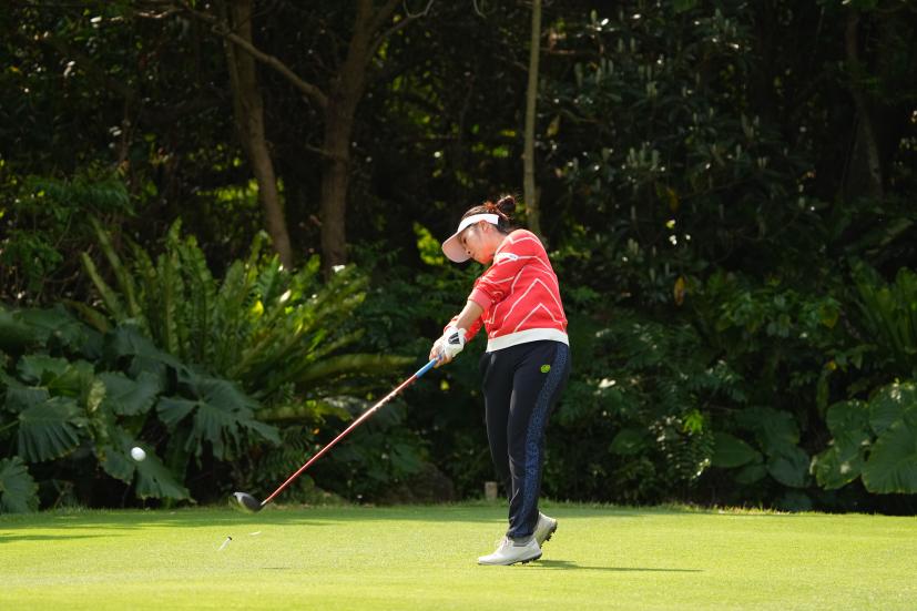 青木瀬令奈のドライバースイング（斜め前方）連続写真【2022年ダイキンオーキッドレディスゴルフトーナメント】