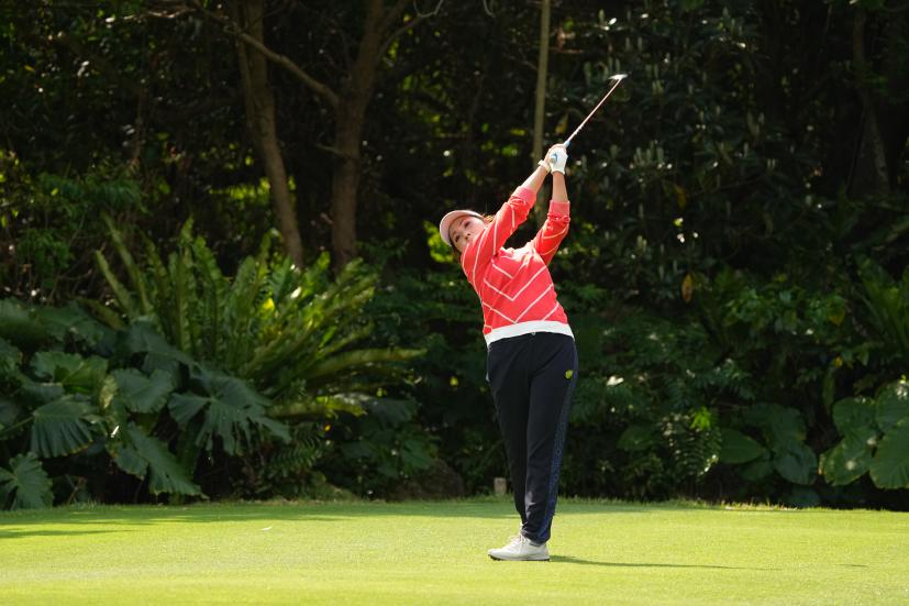 青木瀬令奈のドライバースイング（斜め前方）連続写真【2022年ダイキンオーキッドレディスゴルフトーナメント】