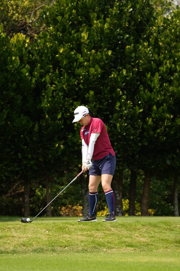 勝みなみのドライバースイング（斜め前方）連続写真【2022年ダイキンオーキッドレディスゴルフトーナメント】