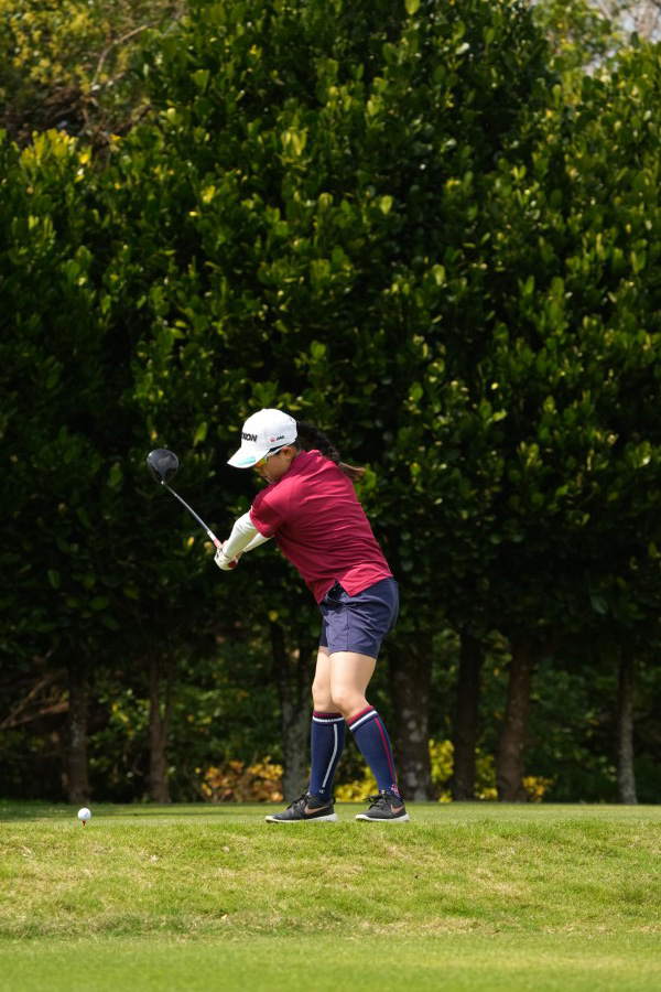 勝みなみのドライバースイング（斜め前方）連続写真【2022年ダイキンオーキッドレディスゴルフトーナメント】