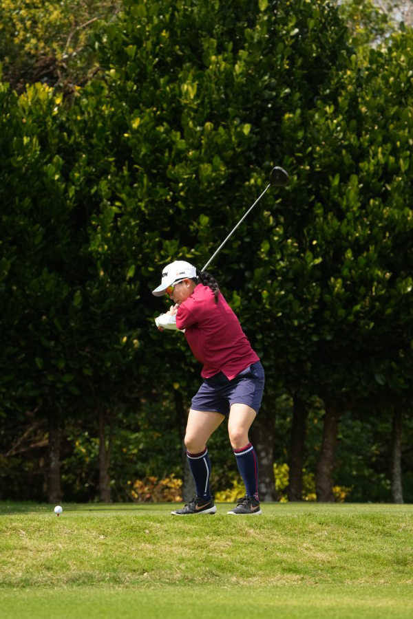 勝みなみのドライバースイング（斜め前方）連続写真【2022年ダイキンオーキッドレディスゴルフトーナメント】