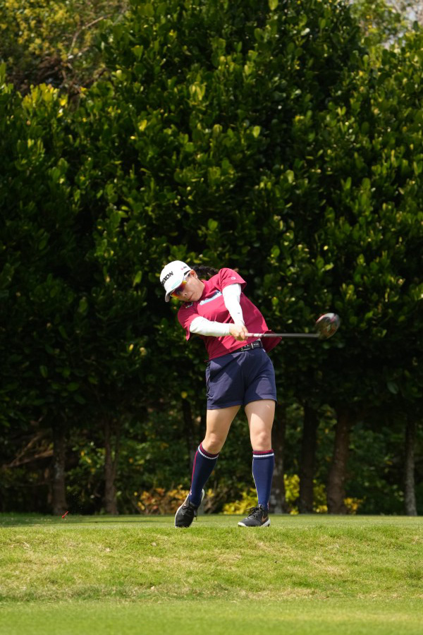 勝みなみのドライバースイング（斜め前方）連続写真【2022年ダイキンオーキッドレディスゴルフトーナメント】