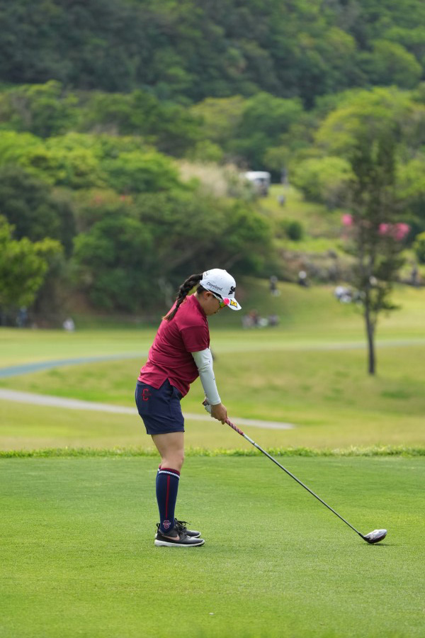 勝みなみのドライバースイング（後方）連続写真【2022年ダイキンオーキッドレディスゴルフトーナメント】