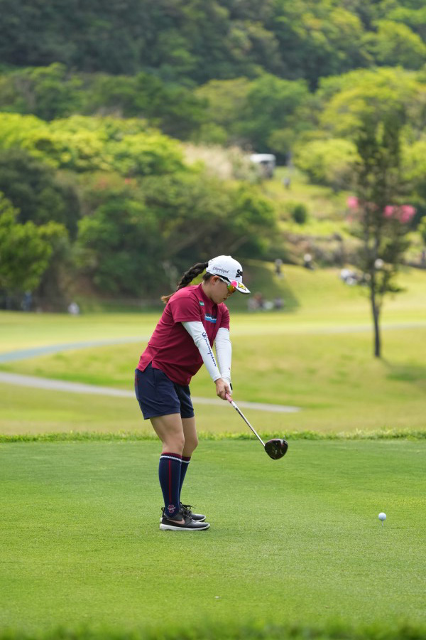 勝みなみのドライバースイング（後方）連続写真【2022年ダイキンオーキッドレディスゴルフトーナメント】