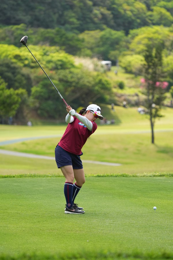 勝みなみのドライバースイング（後方）連続写真【2022年ダイキンオーキッドレディスゴルフトーナメント】