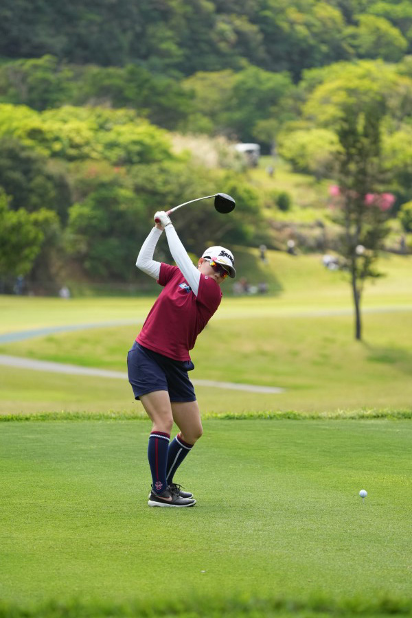 勝みなみのドライバースイング（後方）連続写真【2022年ダイキンオーキッドレディスゴルフトーナメント】