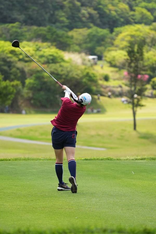 勝みなみのドライバースイング（後方）連続写真【2022年ダイキンオーキッドレディスゴルフトーナメント】