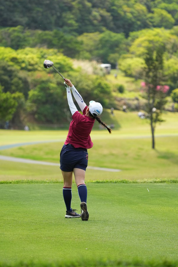 勝みなみのドライバースイング（後方）連続写真【2022年ダイキンオーキッドレディスゴルフトーナメント】