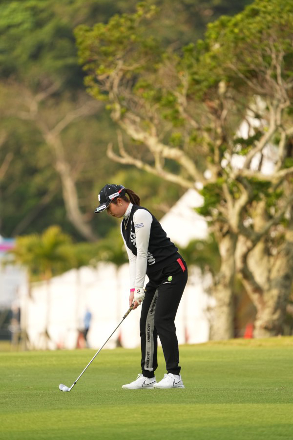 大里桃子のアイアンスイング（斜め前方）連続写真【2022年ダイキンオーキッドレディスゴルフトーナメント】