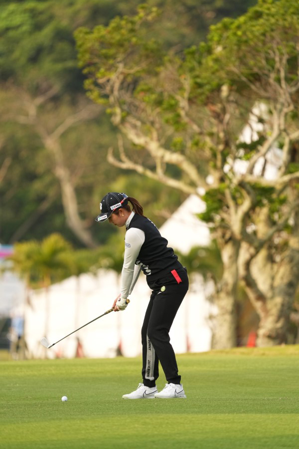 大里桃子のアイアンスイング（斜め前方）連続写真【2022年ダイキンオーキッドレディスゴルフトーナメント】