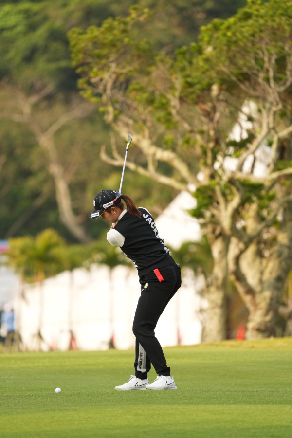 大里桃子のアイアンスイング（斜め前方）連続写真【2022年ダイキンオーキッドレディスゴルフトーナメント】
