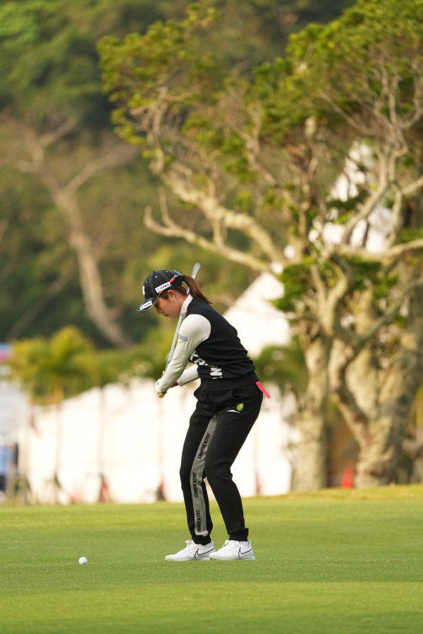 大里桃子のアイアンスイング（斜め前方）連続写真【2022年ダイキンオーキッドレディスゴルフトーナメント】