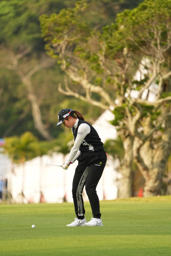 大里桃子のアイアンスイング（斜め前方）連続写真【2022年ダイキンオーキッドレディスゴルフトーナメント】