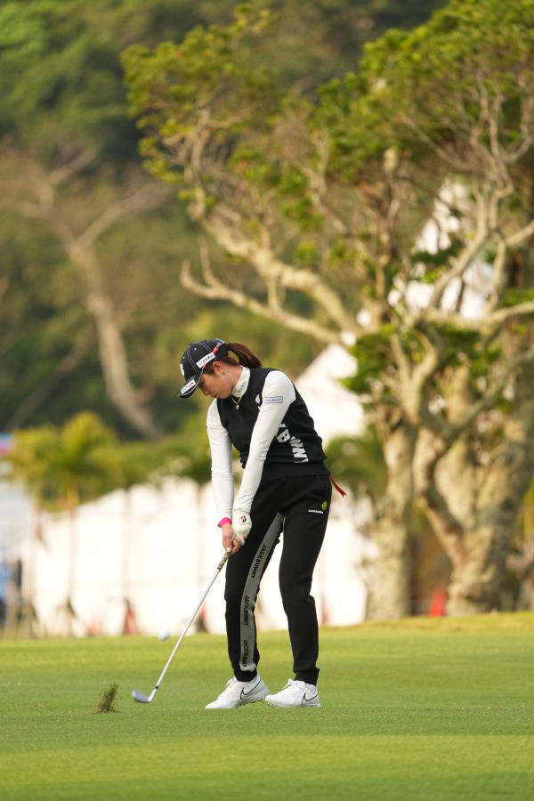 大里桃子のアイアンスイング（斜め前方）連続写真【2022年ダイキンオーキッドレディスゴルフトーナメント】