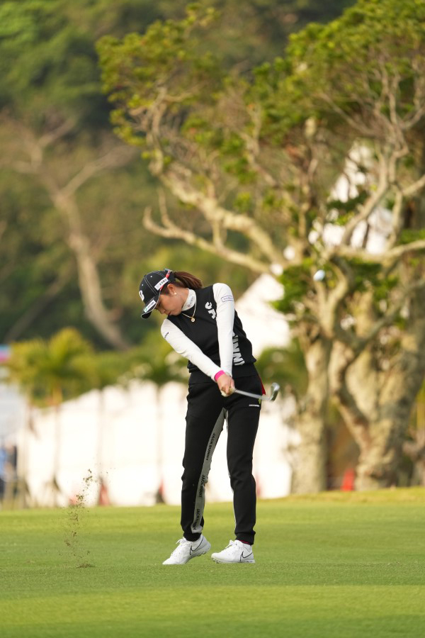 大里桃子のアイアンスイング（斜め前方）連続写真【2022年ダイキンオーキッドレディスゴルフトーナメント】