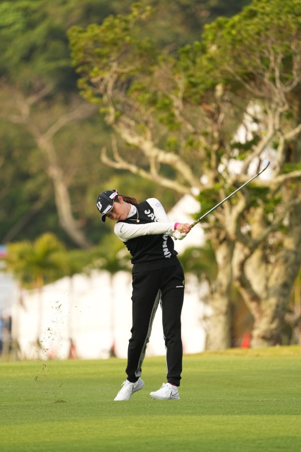 大里桃子のアイアンスイング（斜め前方）連続写真【2022年ダイキンオーキッドレディスゴルフトーナメント】