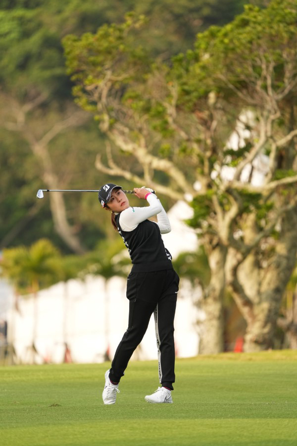 大里桃子のアイアンスイング（斜め前方）連続写真【2022年ダイキンオーキッドレディスゴルフトーナメント】