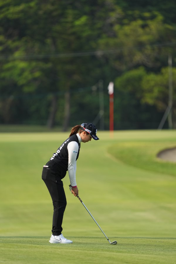 大里桃子のアイアンスイング（後方）連続写真【2022年ダイキンオーキッドレディスゴルフトーナメント】