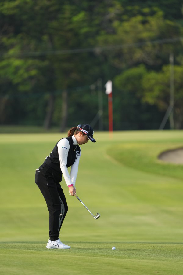 大里桃子のアイアンスイング（後方）連続写真【2022年ダイキンオーキッドレディスゴルフトーナメント】