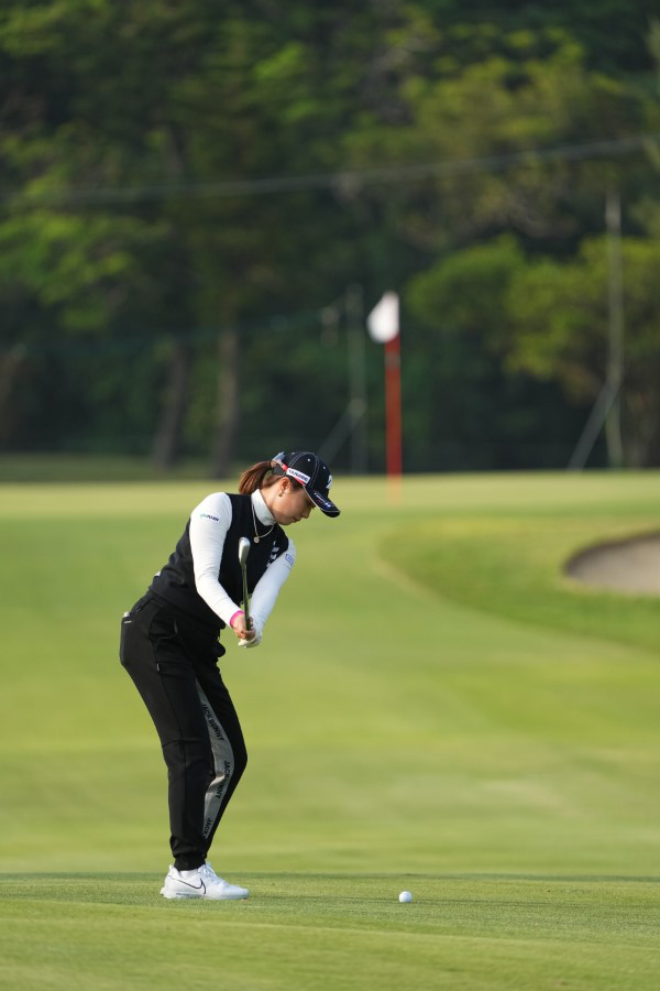 大里桃子のアイアンスイング（後方）連続写真【2022年ダイキンオーキッドレディスゴルフトーナメント】