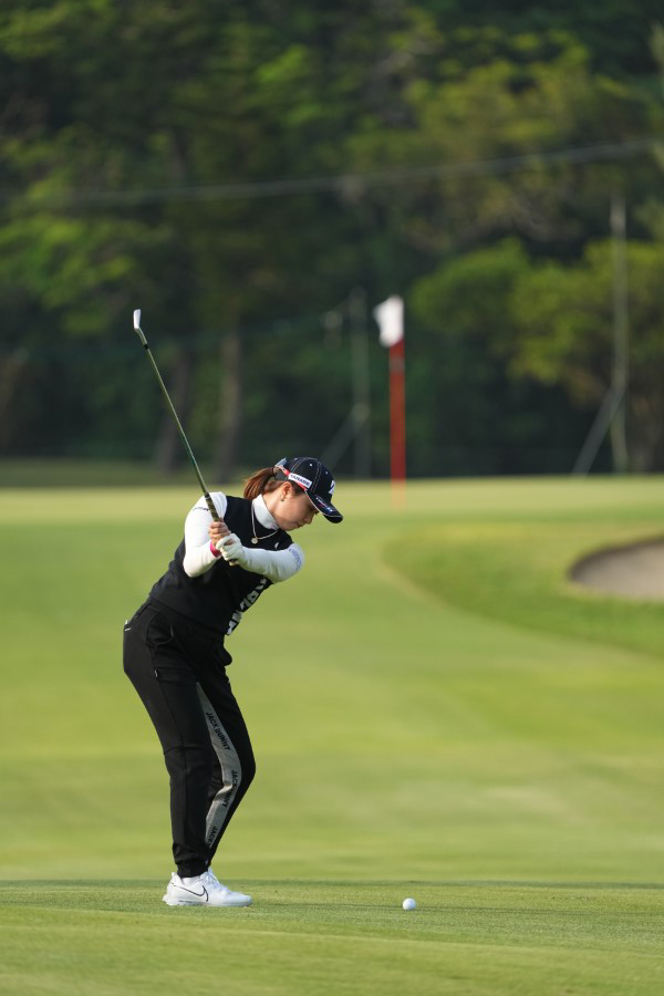 大里桃子のアイアンスイング（後方）連続写真【2022年ダイキンオーキッドレディスゴルフトーナメント】
