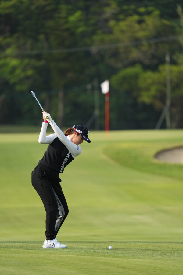 大里桃子のアイアンスイング（後方）連続写真【2022年ダイキンオーキッドレディスゴルフトーナメント】