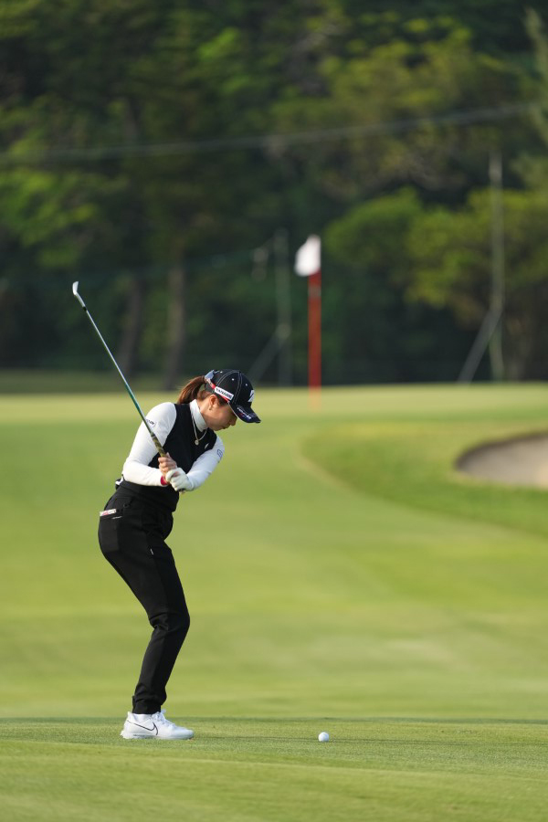 大里桃子のアイアンスイング（後方）連続写真【2022年ダイキンオーキッドレディスゴルフトーナメント】