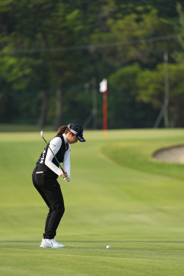 大里桃子のアイアンスイング（後方）連続写真【2022年ダイキンオーキッドレディスゴルフトーナメント】