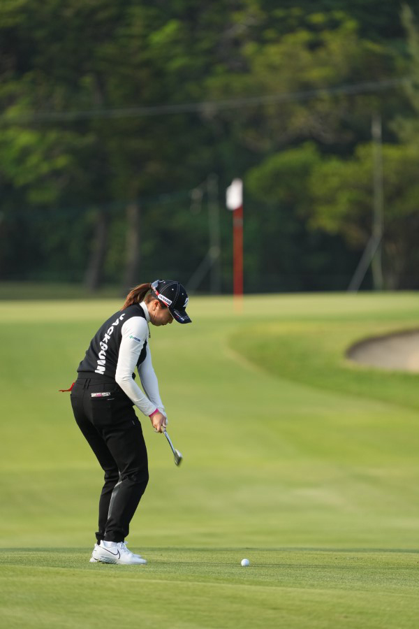 大里桃子のアイアンスイング（後方）連続写真【2022年ダイキンオーキッドレディスゴルフトーナメント】