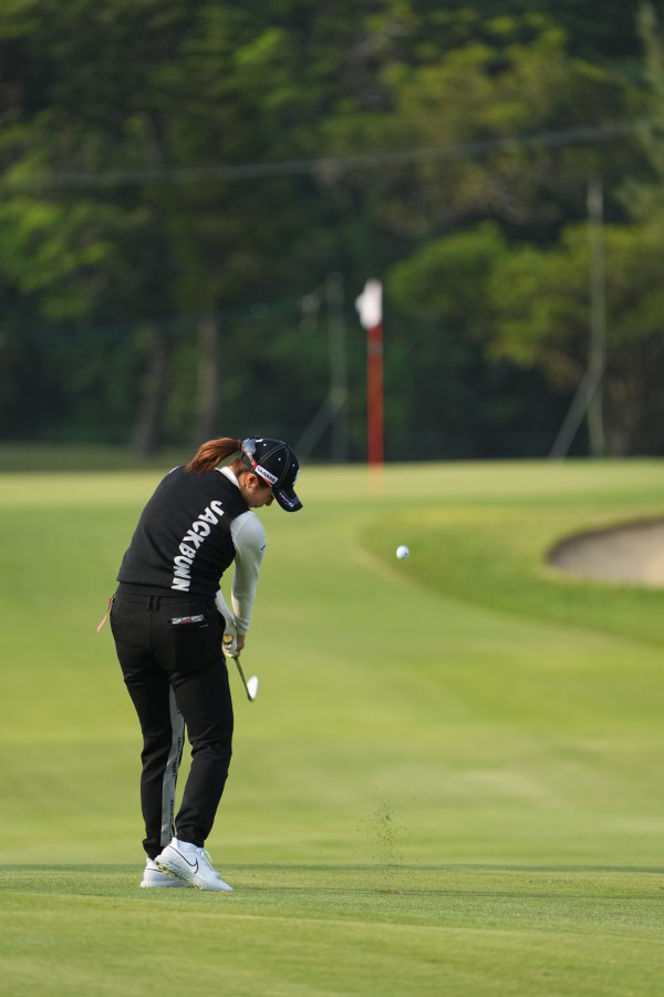 大里桃子のアイアンスイング（後方）連続写真【2022年ダイキンオーキッドレディスゴルフトーナメント】