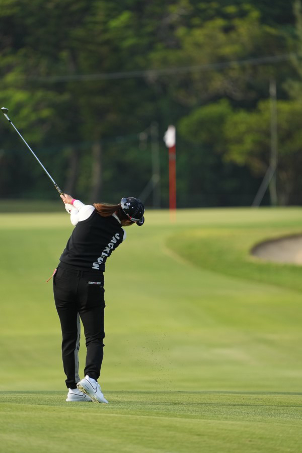 大里桃子のアイアンスイング（後方）連続写真【2022年ダイキンオーキッドレディスゴルフトーナメント】