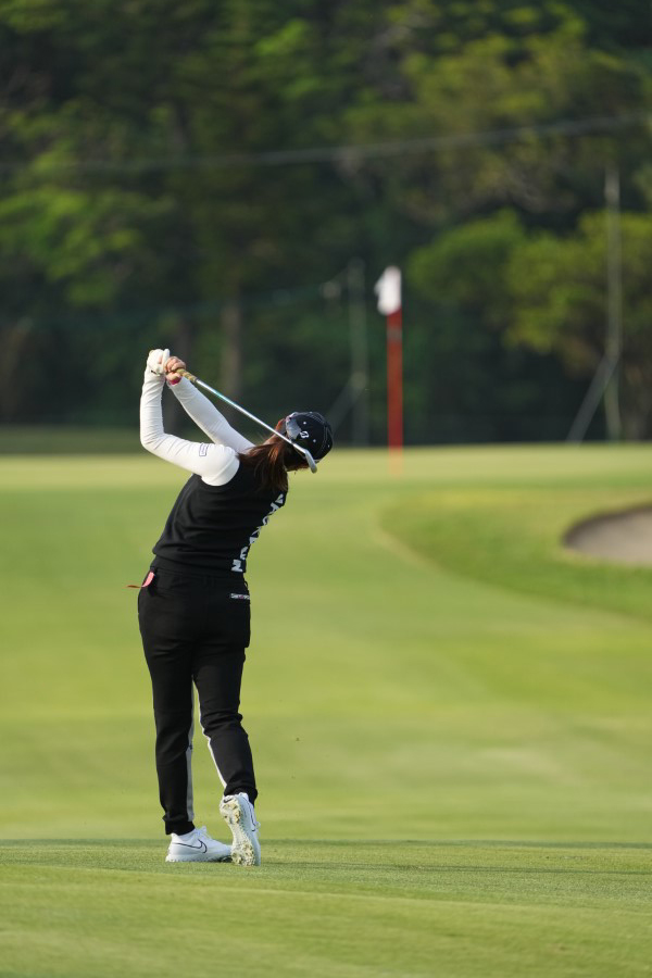 大里桃子のアイアンスイング（後方）連続写真【2022年ダイキンオーキッドレディスゴルフトーナメント】