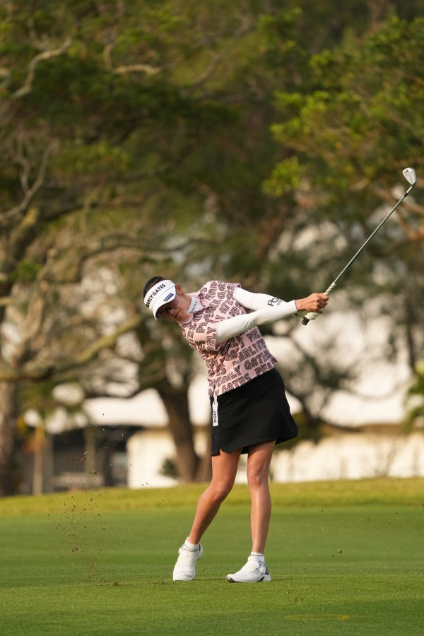 原英莉花のアイアンスイング（斜め前方）連続写真【2022年ダイキンオーキッドレディスゴルフトーナメント】