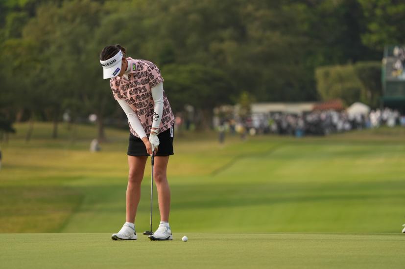 原英莉花のパッティングストローク（前方）連続写真【2022年ダイキンオーキッドレディスゴルフトーナメント】