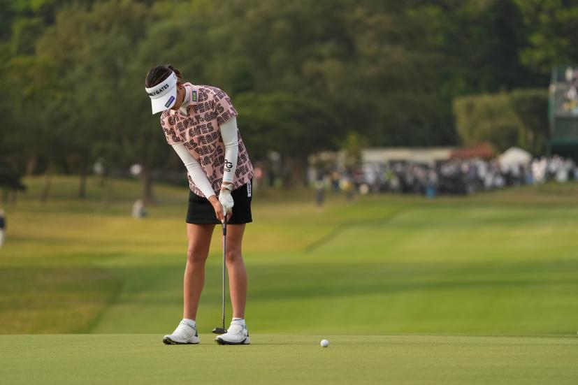 原英莉花のパッティングストローク（前方）連続写真【2022年ダイキンオーキッドレディスゴルフトーナメント】