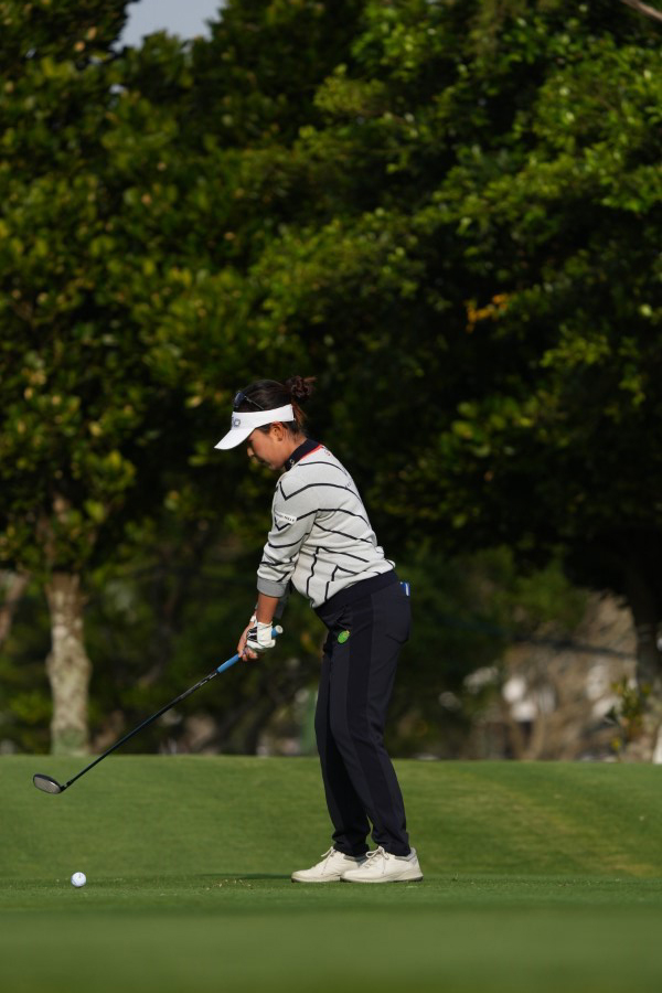 青木瀬令奈のユーティリティスイング（斜め前方）連続写真【2022年ダイキンオーキッドレディスゴルフトーナメント】