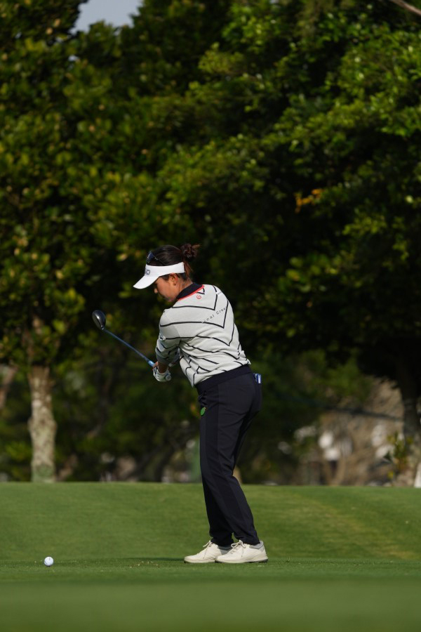 青木瀬令奈のユーティリティスイング（斜め前方）連続写真【2022年ダイキンオーキッドレディスゴルフトーナメント】