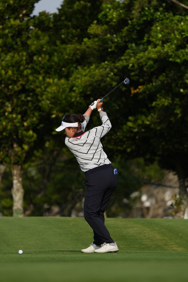 青木瀬令奈のユーティリティスイング（斜め前方）連続写真【2022年ダイキンオーキッドレディスゴルフトーナメント】