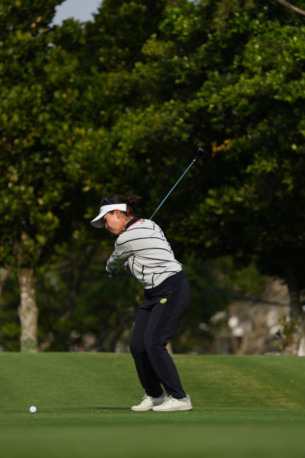 青木瀬令奈のユーティリティスイング（斜め前方）連続写真【2022年ダイキンオーキッドレディスゴルフトーナメント】