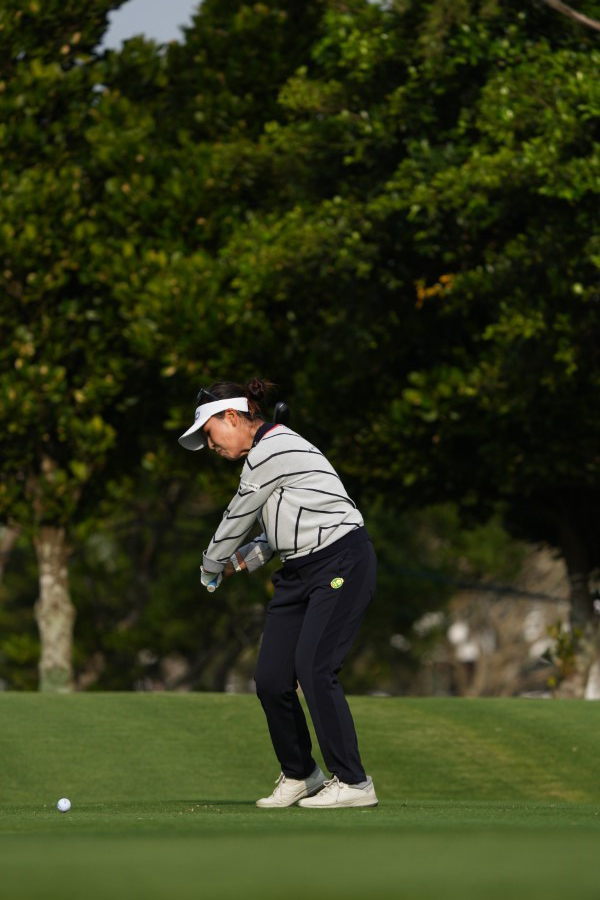 青木瀬令奈のユーティリティスイング（斜め前方）連続写真【2022年ダイキンオーキッドレディスゴルフトーナメント】