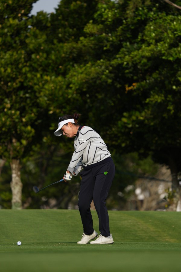 青木瀬令奈のユーティリティスイング（斜め前方）連続写真【2022年ダイキンオーキッドレディスゴルフトーナメント】