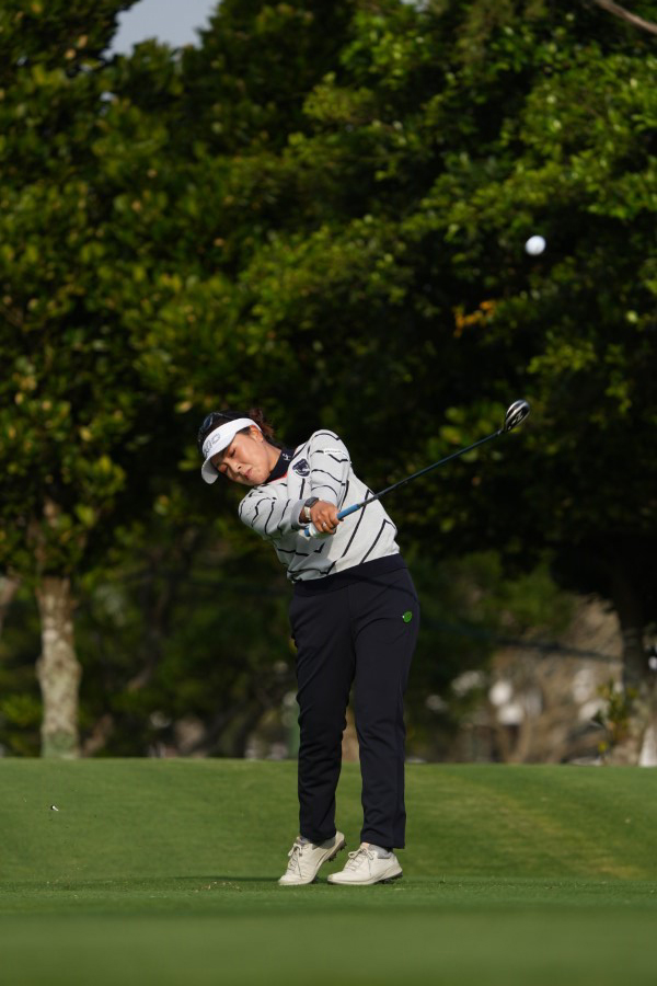 青木瀬令奈のユーティリティスイング（斜め前方）連続写真【2022年ダイキンオーキッドレディスゴルフトーナメント】