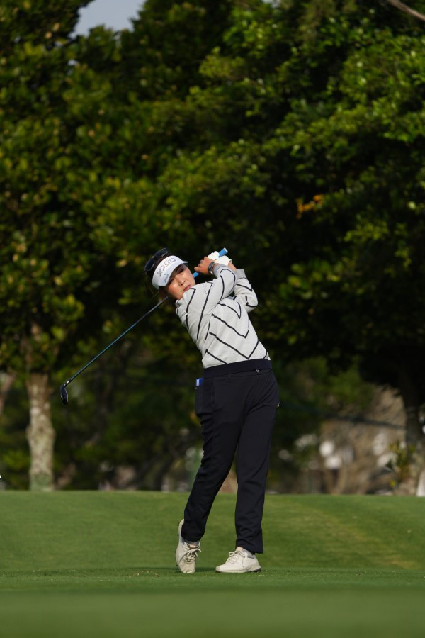 青木瀬令奈のユーティリティスイング（斜め前方）連続写真【2022年ダイキンオーキッドレディスゴルフトーナメント】