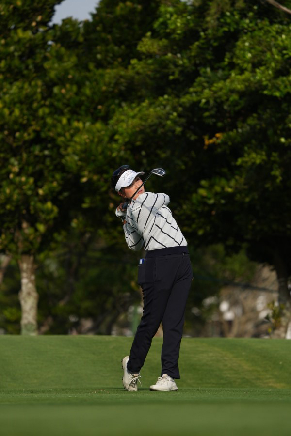 青木瀬令奈のユーティリティスイング（斜め前方）連続写真【2022年ダイキンオーキッドレディスゴルフトーナメント】