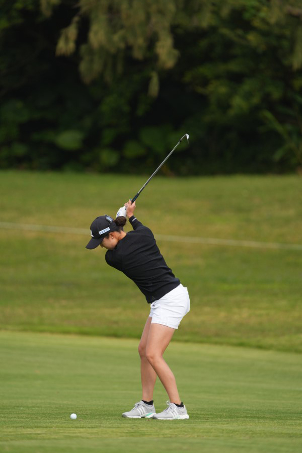 森田遥のウェッジスイング（斜め前方）連続写真【2022年ダイキンオーキッドレディスゴルフトーナメント】