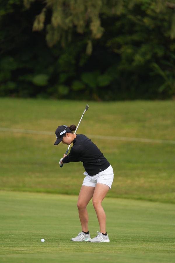 森田遥のウェッジスイング（斜め前方）連続写真【2022年ダイキンオーキッドレディスゴルフトーナメント】